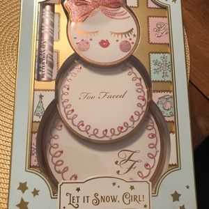 Too Faced Let it snow, girl! Makeup kit